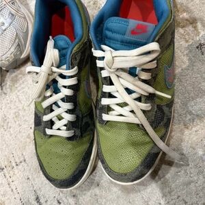 Nike Nike Dunk Low DO2160-335
Siempre Familia Carbon
Green Rift blue sail men’s